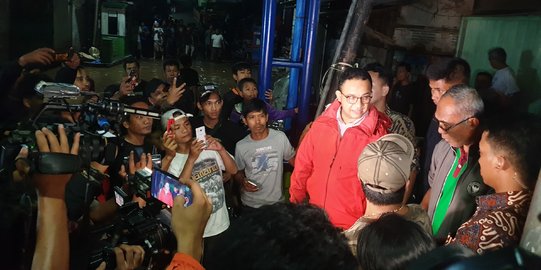 Anies Datangi Lokasi Banjir di Kampung Pulo Jaktim