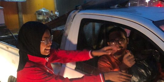 PSI Bagikan Makanan ke Pasukan Oranye yang Bersihkan Sampah Malam Tahun Baru