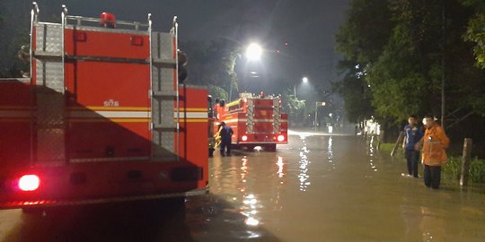 Banjir, Jalan Mayjen Sutoyo Arah Cawang UKI Belum Bisa Dilewati