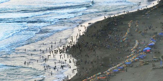 Libur Tahun Baru, Pantai Parangtritis Dipenuhi Wisatawan