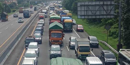 Tol Japek Arah Jakarta Macet di KM 60, Pengendara Terjebak 3 Jam Lebih