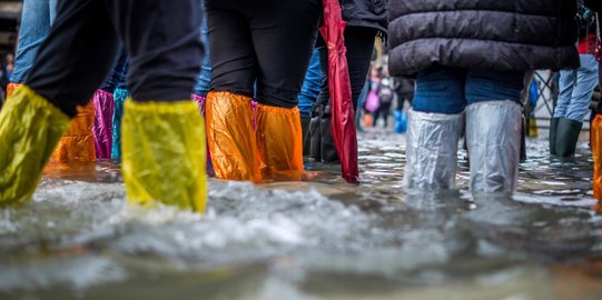 5 Hal yang Harus Diperhatikan Saat Berjalan Kaki di Genangan Banjir