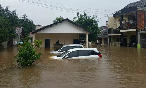 mobil terendam banjir