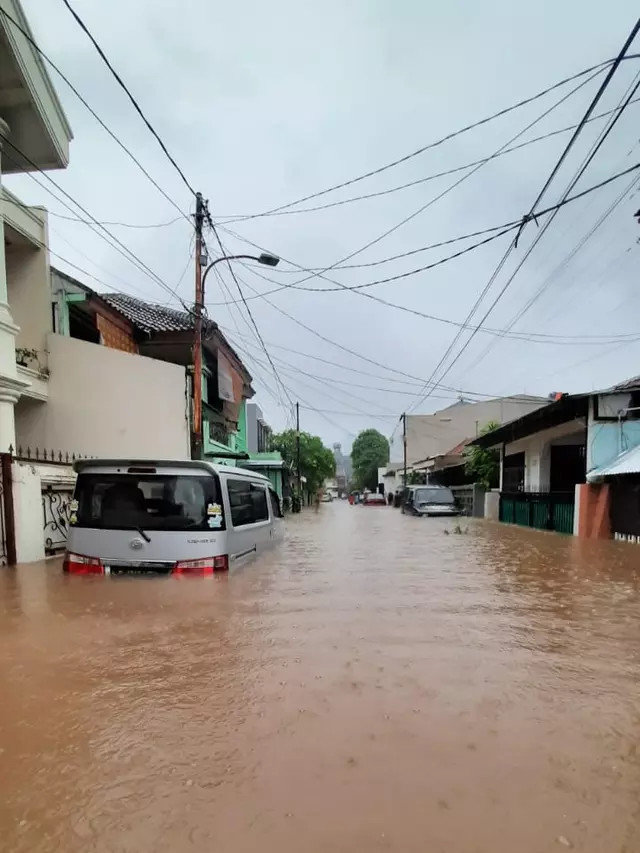 mobil terendam banjir