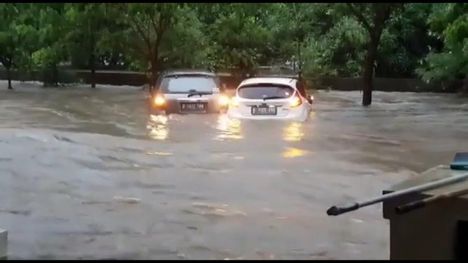 mobil terendam banjir