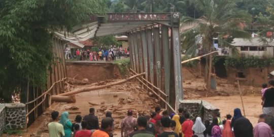 Banjir Bandang Terjang Lebak, Warga Terisolir Karena 20 Jembatan Rusak