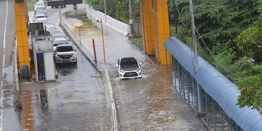 Banjir Genangi Gerbang Tol Karang Tengah Barat 2