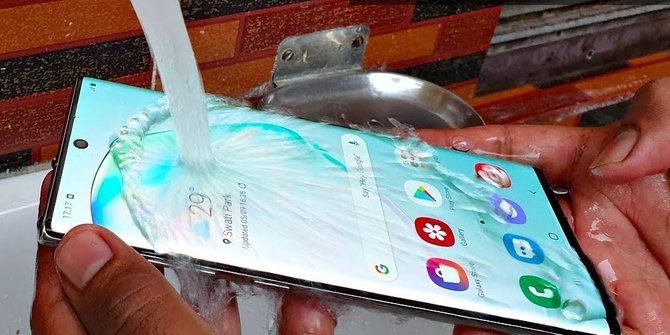 Musim Hujan Datang, Berikut Deretan Tips Jika HP Kemasukan ...