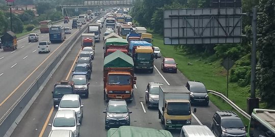 Tol dari Cikampek Arah Jakarta Macet 36 Km, Kendaraan Keluar di Karawang Timur