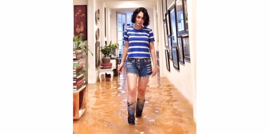 Kebanjiran, Yuni Shara Ungsikan Ibu dan Adiknya Naik Perahu Karet