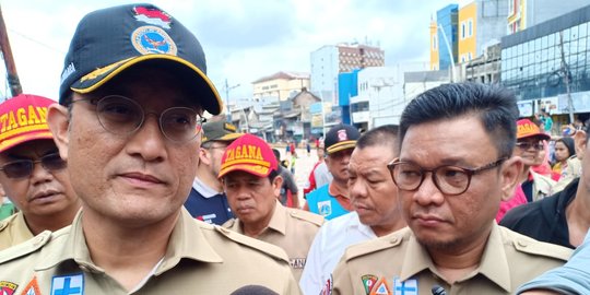 Tinjau Banjir Kampung Pulo, Mensos Harap Semua Warga Mau Dievakuasi