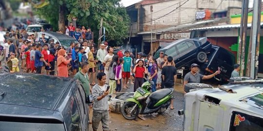 Sisa Banjir di Bekasi, Mobil Bertumpukan di Jalan