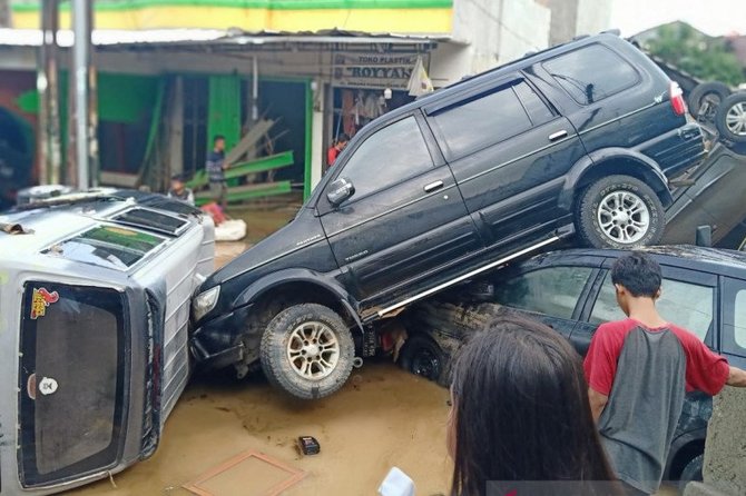 kendaraan tertumpuk di jati asih bekasi