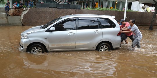 Mobil-Mobil Terendam Banjir di Kawasan Kemang