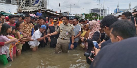 Fokus Evakuasi Warga, Anies Tak Bisa Prediksi Banjir Surut Dalam Waktu Dekat