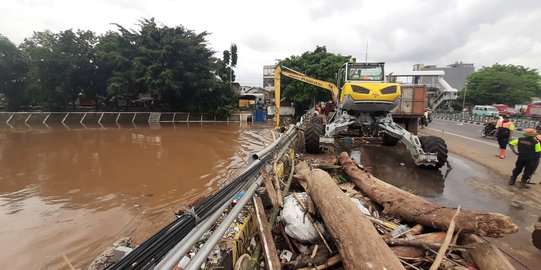 57 Truk Angkut Sampah Kali Ciliwung, Banyak Kayu Gelondongan