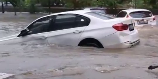 Pemilik Masih di Luar Kota, BMW Putih Terseret Banjir di Serpong Belum Dievakuasi