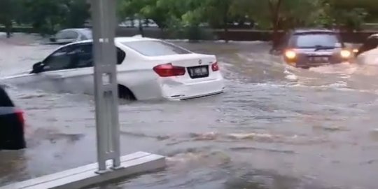 Penyebab Mobil BMW Milik Bule Hanyut di Perumahan Serpong saat Banjir