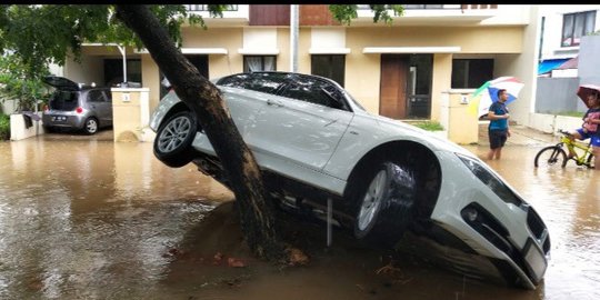 penyebab mobil bmw milik bule hanyut di perumahan serpong saat banjir