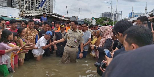 Gubernur Anies Akui Logistik Terlambat Diterima Korban Banjir