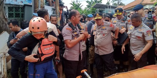 Kapolda Metro Jaya Tinjau Korban Banjir di IKPN Bintaro