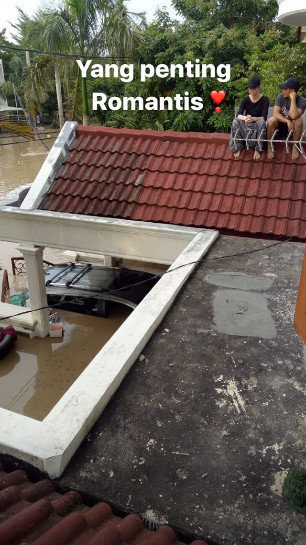 gaya artis saat banjir