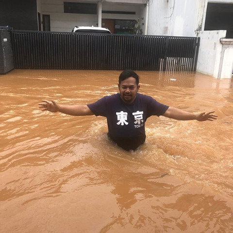 gaya artis saat banjir