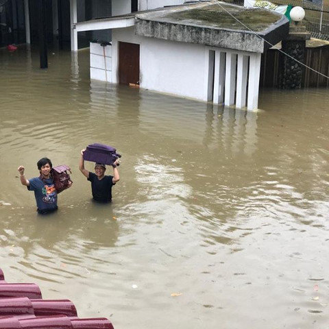 gaya artis saat banjir