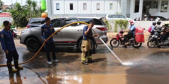 Petugas Bersihkan Sisa-Sisa Banjir di Kemang