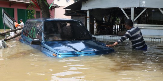 Begini Kondisi Mobil-Mobil yang Terseret Banjir di Ciledug