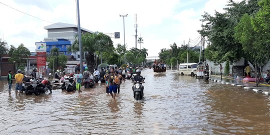 Banjir Jl Daan Mogot Belum Surut, Warga Buka Jasa Gerobak Angkut Tarif Rp70 Ribu