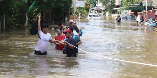 Banjir Setinggi Dada Masih Rendam Perumahan Ciledug Indah