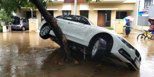 Bule Pemilik BMW Putih yang Hanyut Akibat Banjir Evakuasi Mobilnya