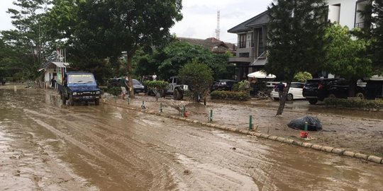 Endapan Lumpur yang Tersisa di Lokasi Banjir Kemang Pratama Bekasi