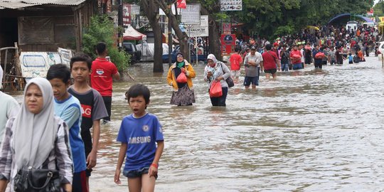 Banjir Perlahan Surut, Jalan Tangerang-Jakarta Bisa Dilalui Pejalan Kaki