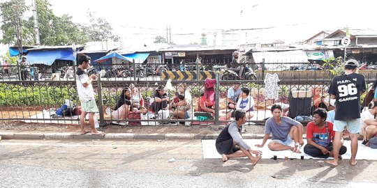 Tak Ada Toilet, Warga Kali Angke Terpaksa 'BAB' di Genangan Banjir