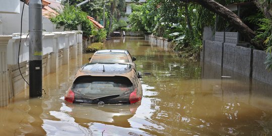 Rumah dan Mobil di Pela Mampang Pulo Masih Terendam Banjir