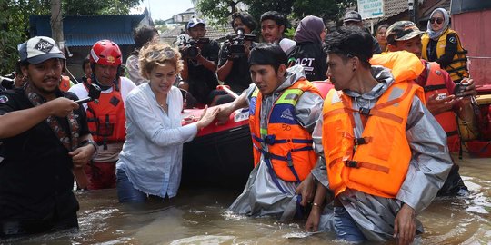 Gaya Nikita Mirzani Terjang Banjir di Ciledug Indah