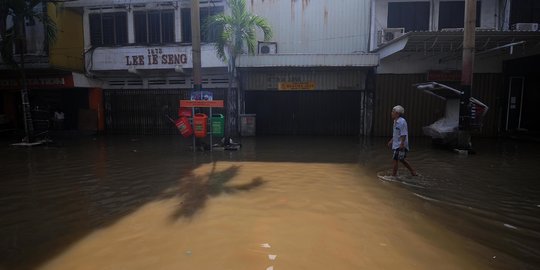 Masih Tergenang Banjir, Pasar Baru Sepi Pembeli
