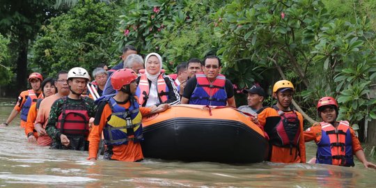 Menaker Ida Terobos Banjir, Pantau Keadaan BBPLK Bekasi yang Kebanjiran