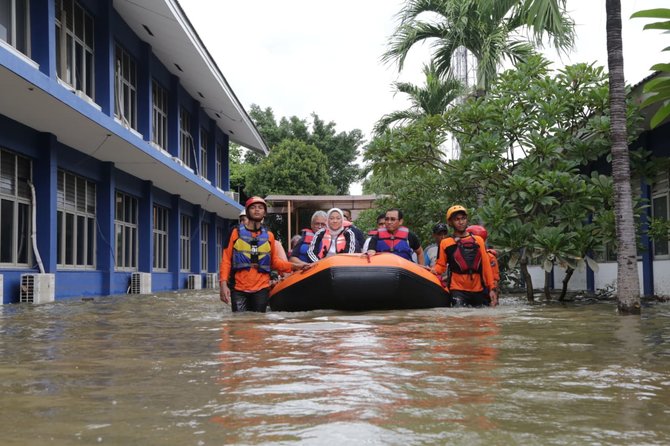 menaker ida terobos banjir pantau keadaan bbplk bekasi yang kebanjiran