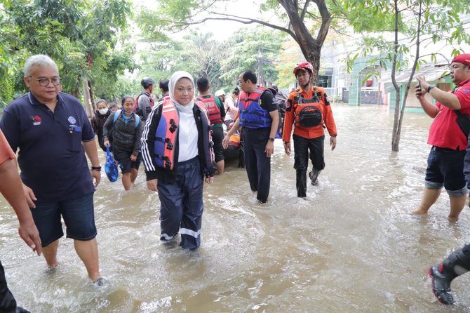 menaker ida terobos banjir pantau keadaan bbplk bekasi yang kebanjiran