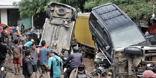 Penampakan Puluhan Mobil Terbalik dan Bertumpukan Akibat Banjir di Bekasi