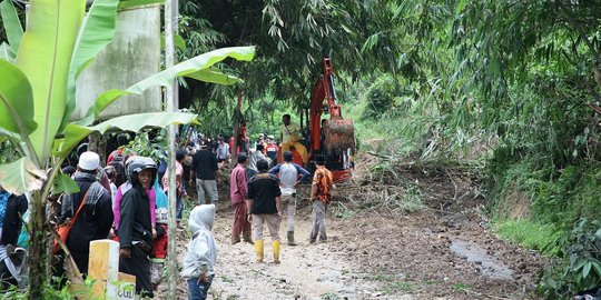 Jalan Tertutup Longsor, Distribusi Bantuan di Bogor Tersendat