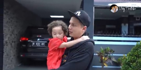 melihat rumah andhika pratama di malang, beda jauh dengan rumah mewahnya di jakarta