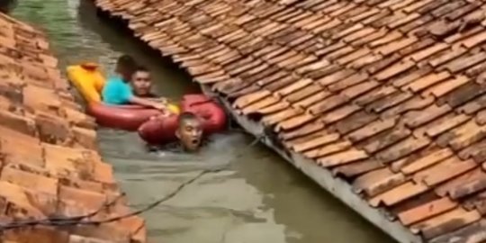 Selamatkan Balita Terjebak Banjir, 2 Anggota Marinir Terjang Air Setinggi 3 Meter