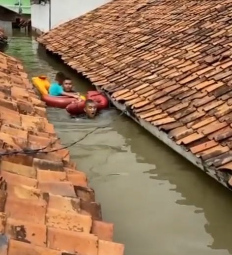 anggota marinir selamatkan balita terjebak banjir