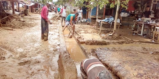 Korban Banjir Bandang di Lebak Kesulitan Bersihkan Lumpur: Cangkul Saja Terbawa Air