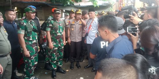 Panglima TNI dan Kapolri Instruksikan Anggota Bantu Warga Bersihkan Sisa Banjir