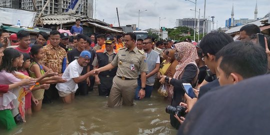 Tangani Banjir, Anies Ajak Relawan Tingkatkan Komunikasi dan Hindari Friksi